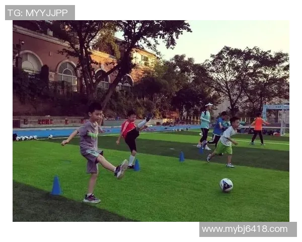 足球明星与女儿共度亲子时光打球视频展现温馨互动与运动乐趣