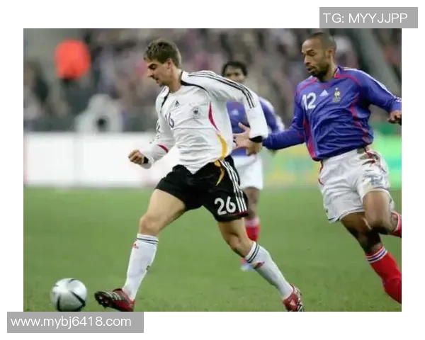 现役足球明星童年照揭秘他们成长背后的故事与梦想